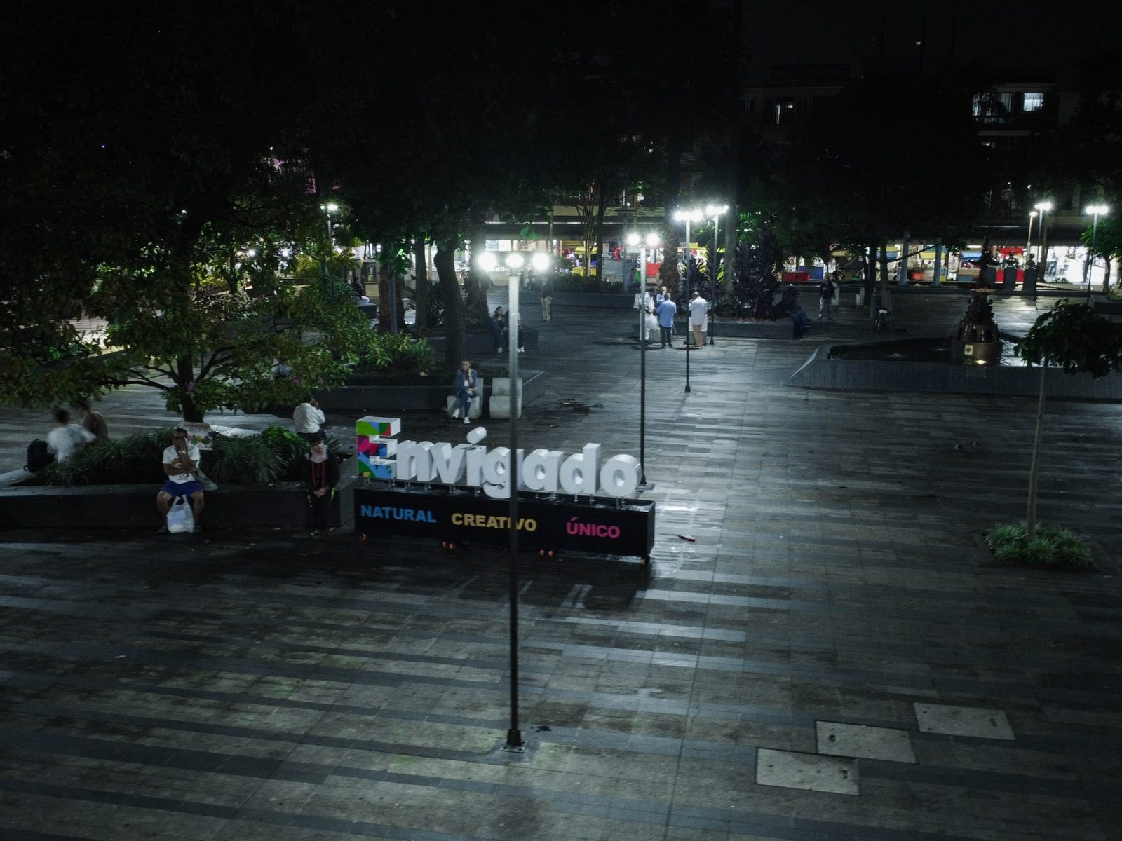 Plaza del parque de Envigado de noche, iluminada con postes solares GSS