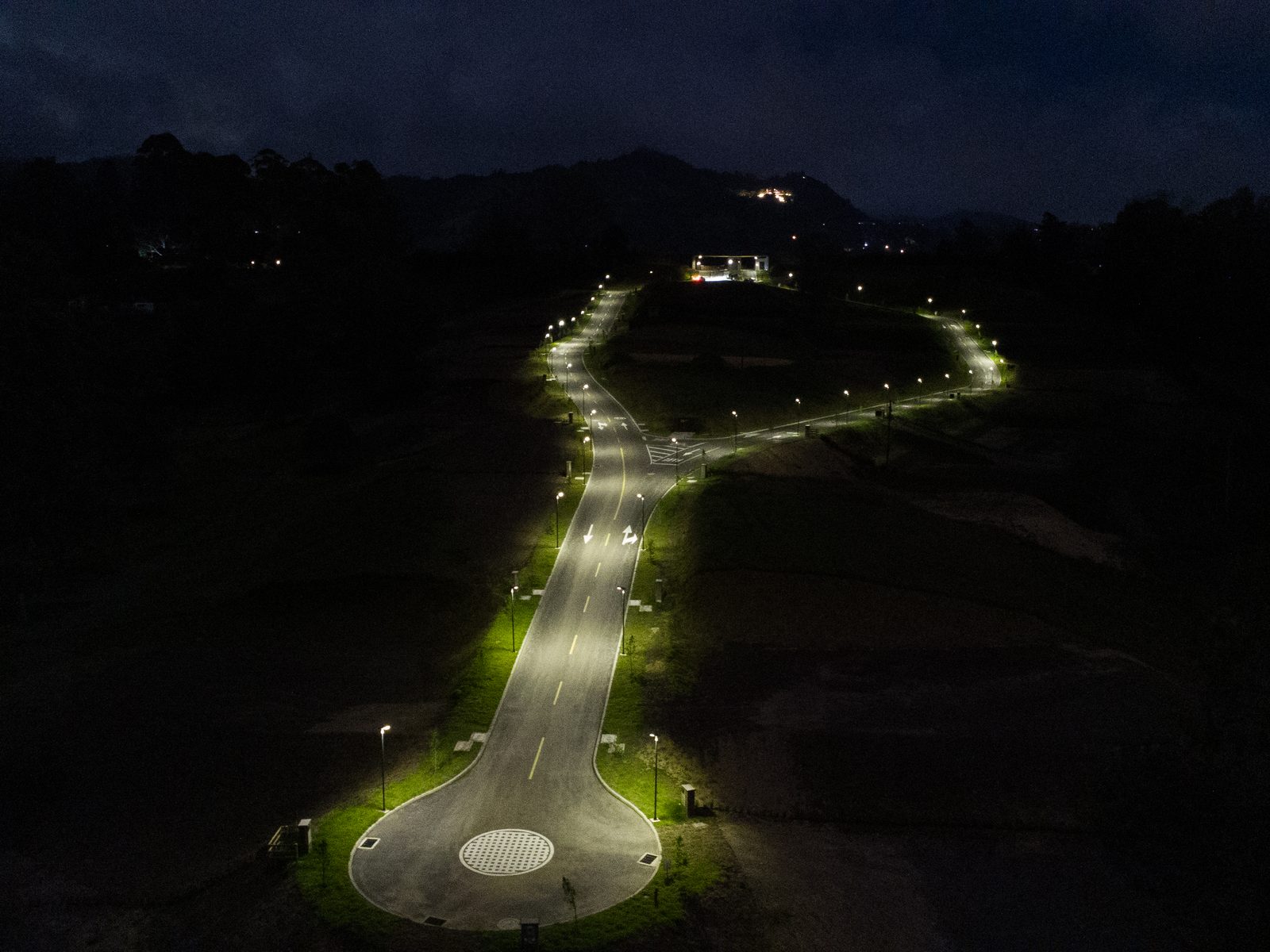 Vista aérea nocturna de la vía de Serranía de Fizebad iluminada con luminarias solares GSS