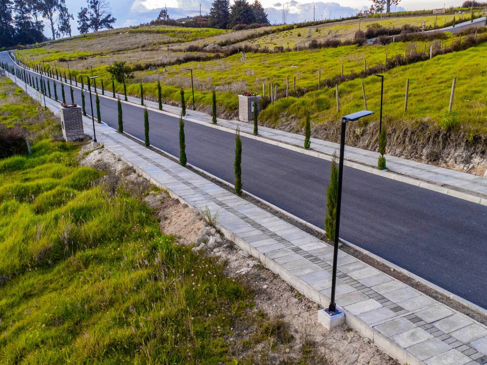 Vista aérea del corredor vial de Llano Verde con luminarias solares GSS a ambos costados