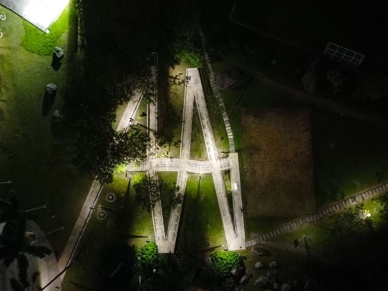 Vista cenital nocturna de los senderos peatonales de San Buenaventura iluminados con luminarias solares GSS